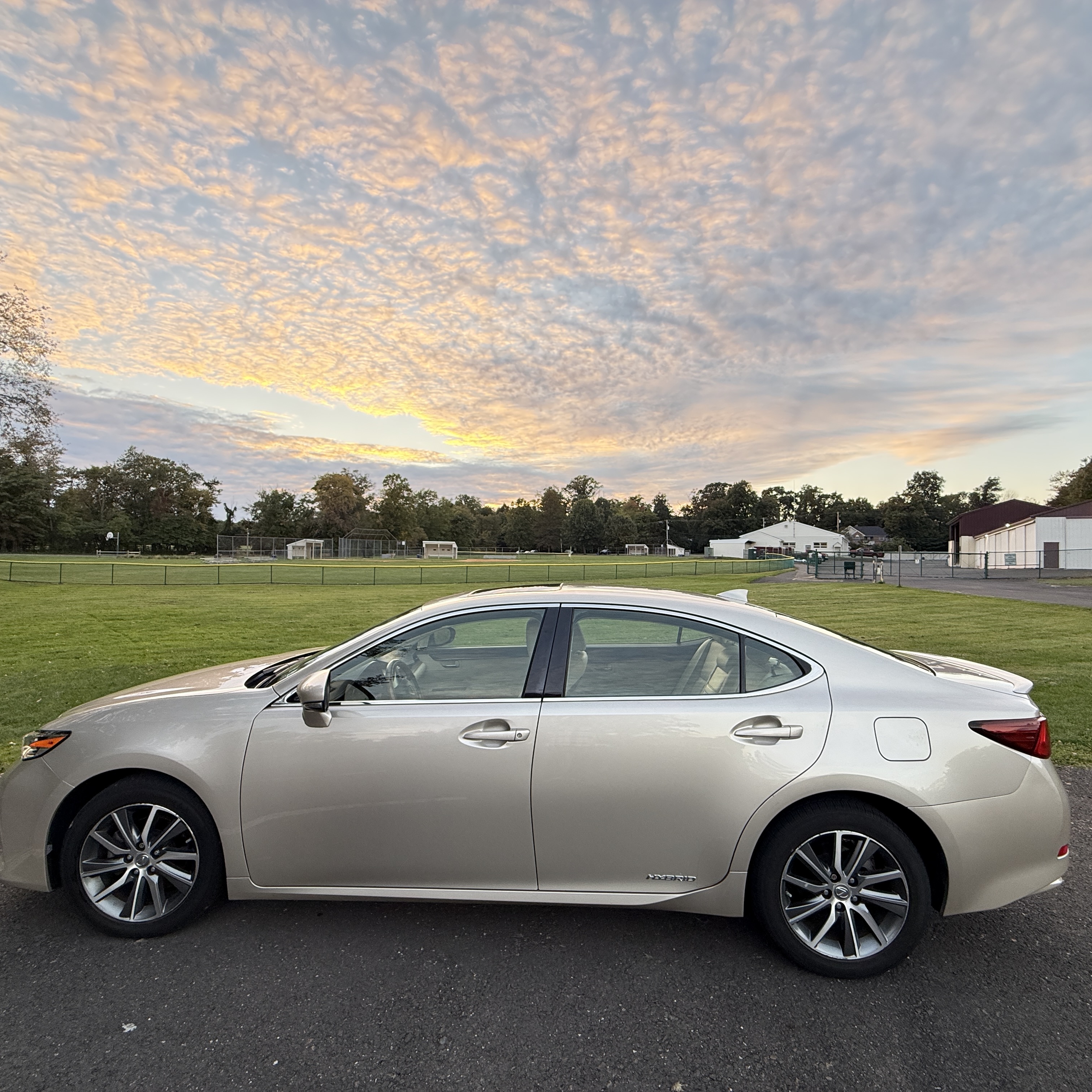 Used 2017 Lexus ES 300h FWD image 1
