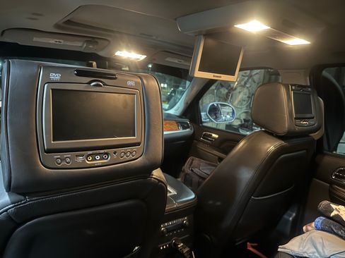 Used 2014 Cadillac Escalade Platinum AWD/4WD image 6