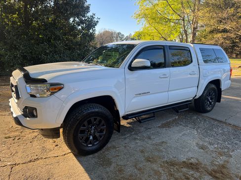 Used 2023 Toyota Tacoma SR5 w/ Technology Package AWD/4WD image 1