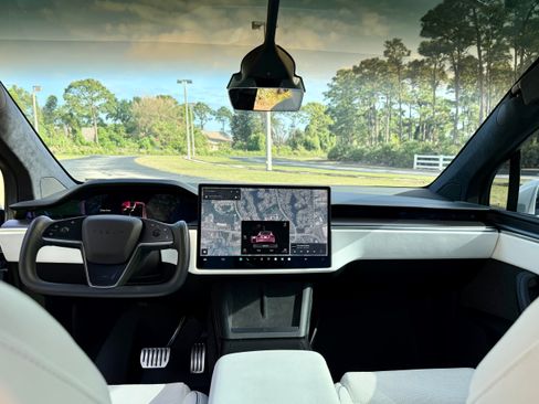 Used 2022 Tesla Model X Plaid image 17