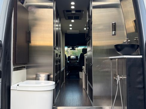 Used 2019 Mercedes-Benz Sprinter 170 Cargo image 4