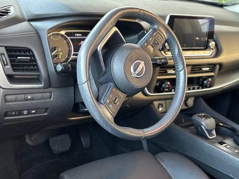 Used 2024 Nissan Rogue SV w/ SV Premium Package image 5