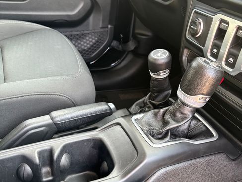 Used 2018 Jeep Wrangler Sport AWD/4WD image 12