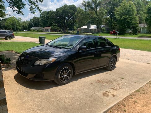 Used 2010 Toyota Corolla LE image 2