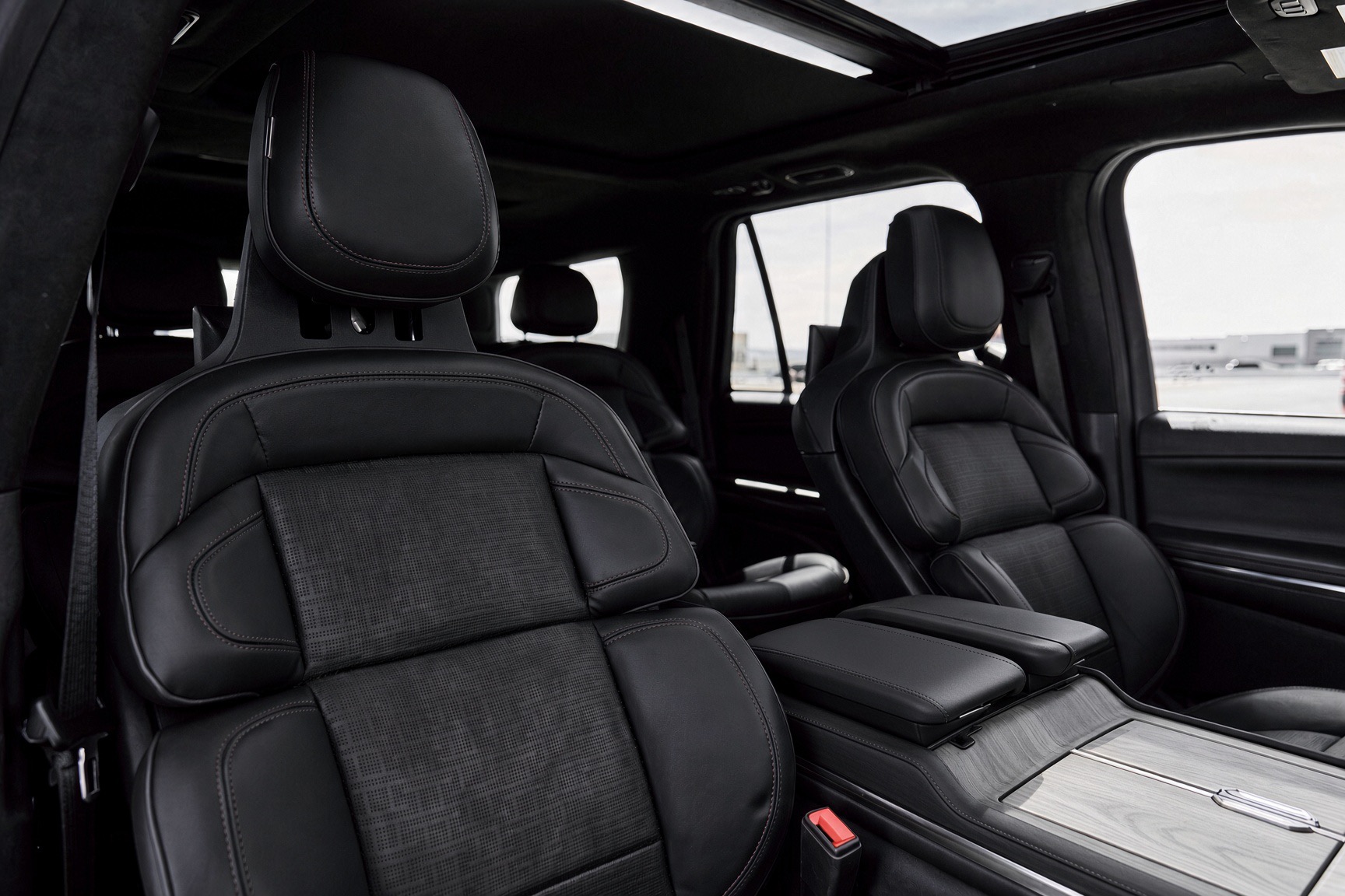 Used 2025 Lincoln Navigator Reserve w/ Jet Appearance Package AWD/4WD image 5