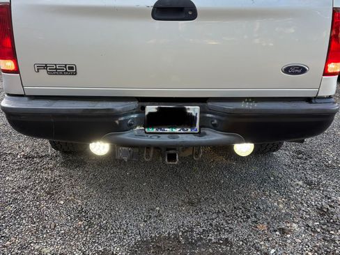 Used 2004 Ford F250 XLT image 2