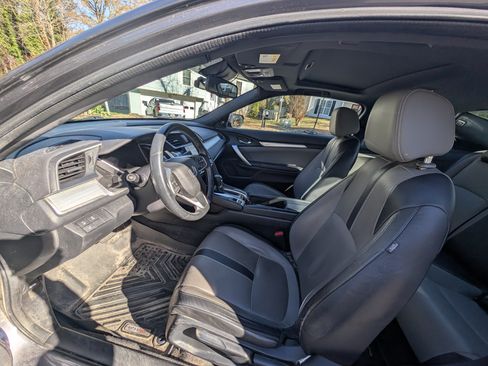 Used 2017 Honda Civic Touring image 4