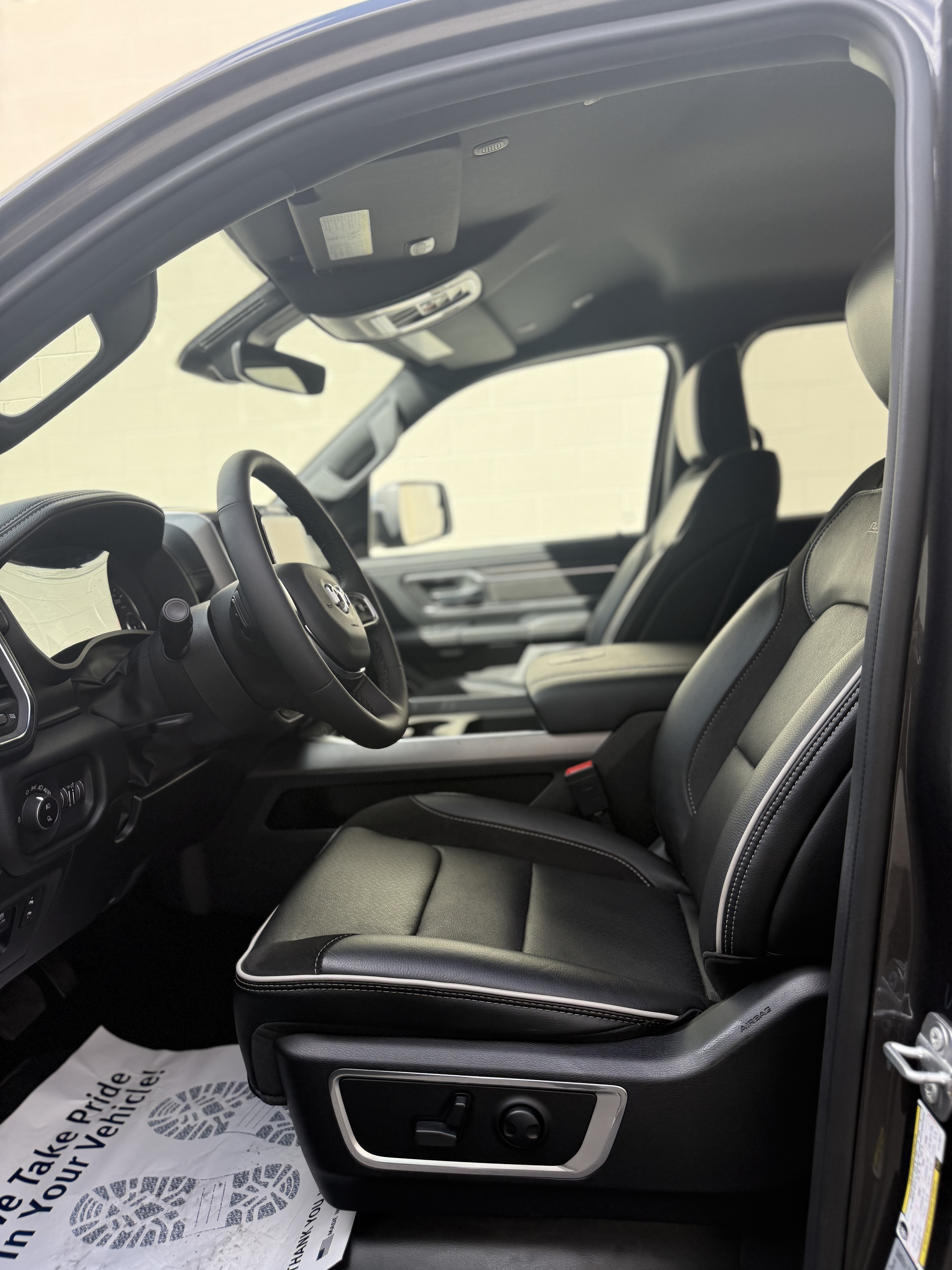 Used 2026 RAM 1500 Laramie AWD/4WD image 15