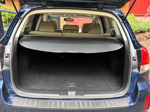 Used 2011 Subaru Outback 2.5i Limited w/ PWR Moonroof Pkg AWD/4WD image 9
