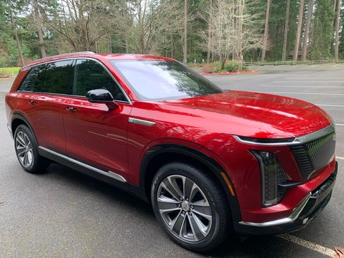 Used 2026 Cadillac Vistiq Luxury image 6