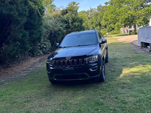Used 2017 Jeep Grand Cherokee Limited AWD/4WD image 2