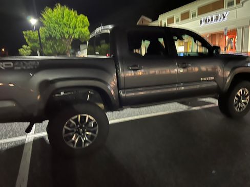 Used 2022 Toyota Tacoma TRD Sport AWD/4WD image 4