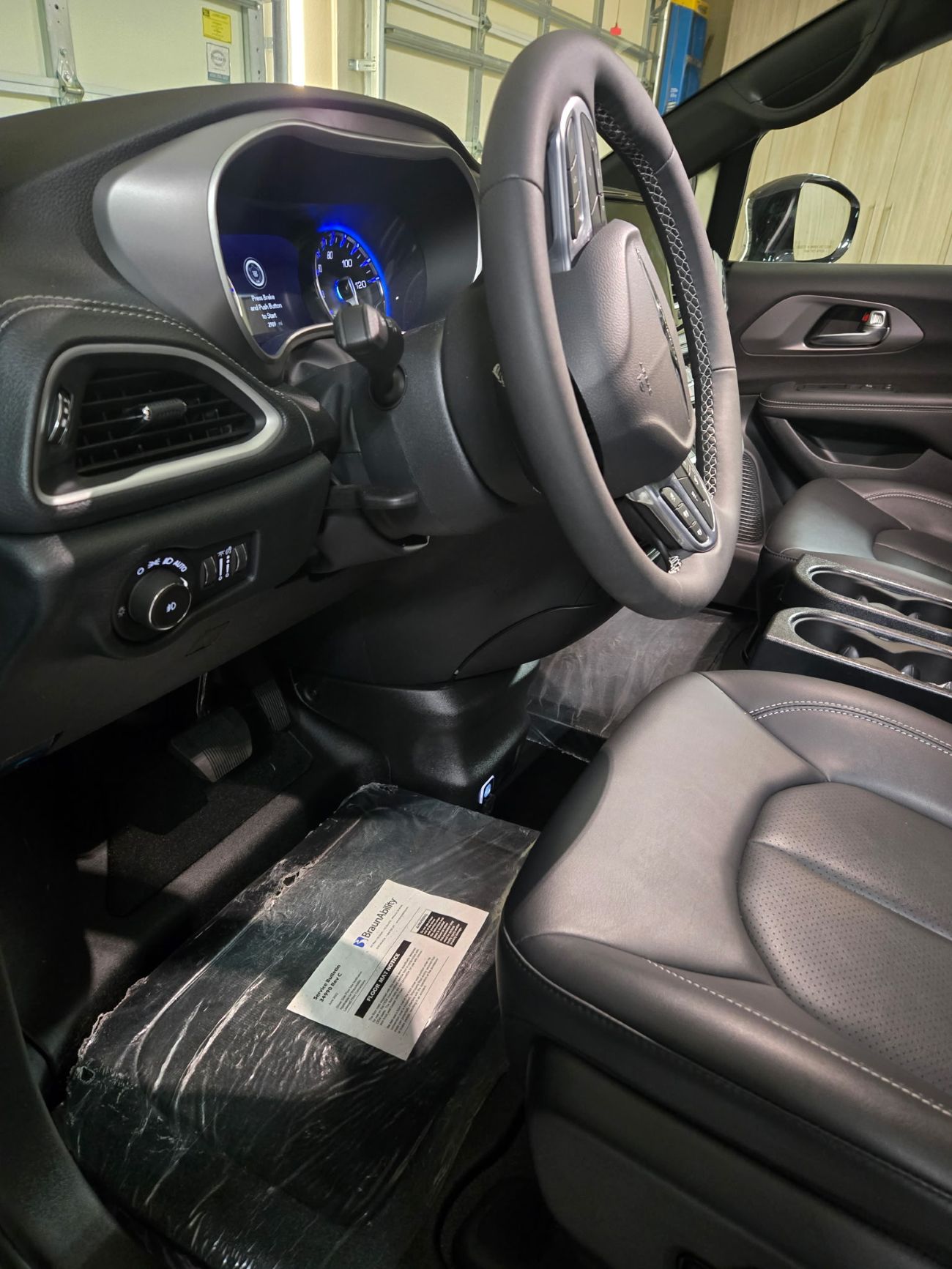 Used 2025 Chrysler Pacifica Select FWD image 4