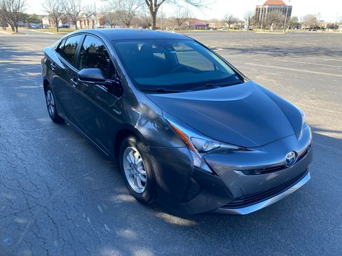 Used 2018 Toyota Prius Three image 12