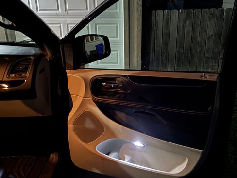 Used 2017 Dodge Grand Caravan SE image 11