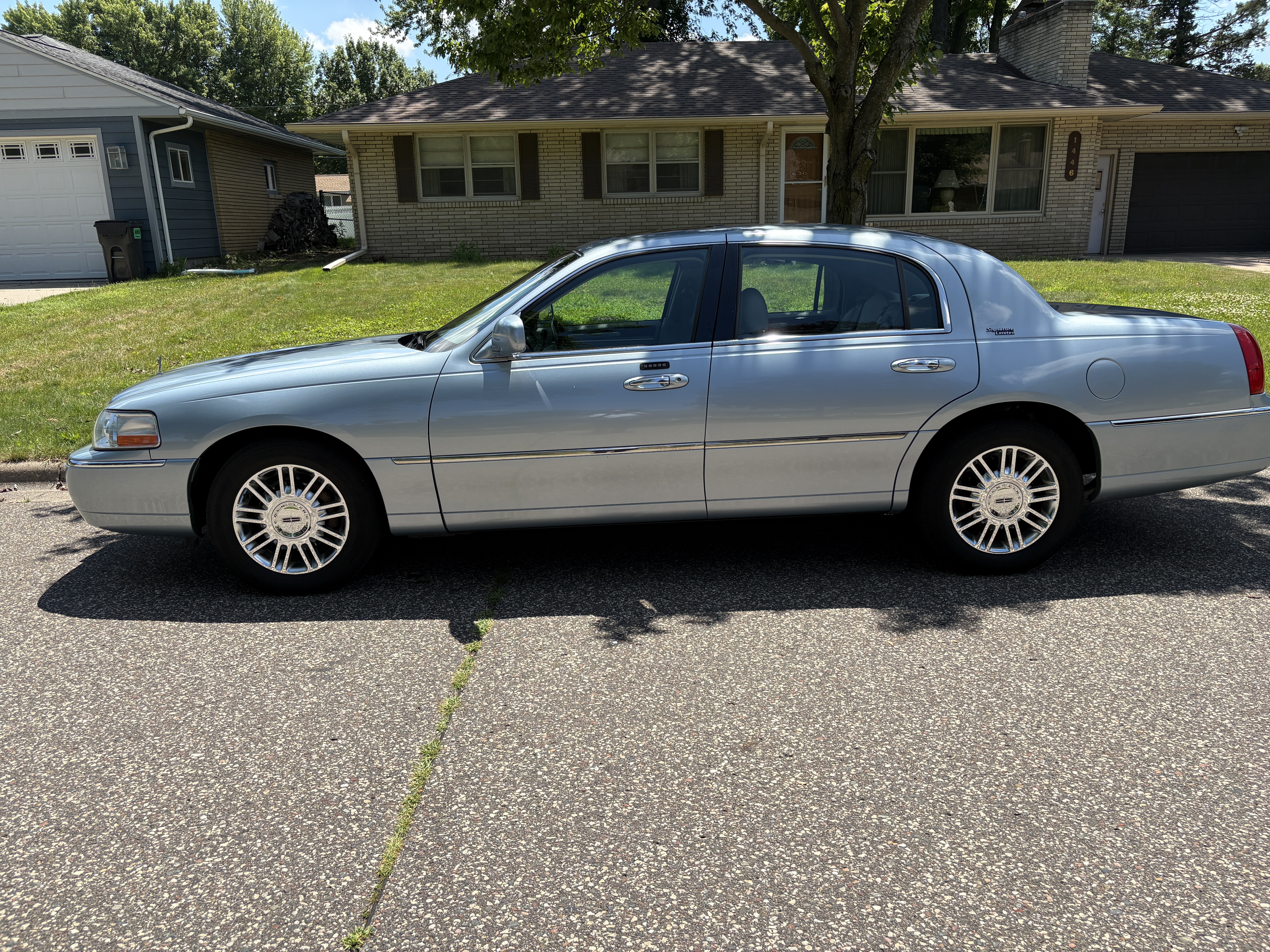 Used 2006 Lincoln Town Car Signature Limited RWD image 1