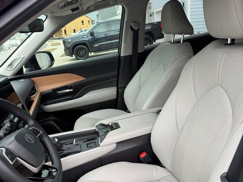 Used 2025 Toyota Grand Highlander FWD image 2