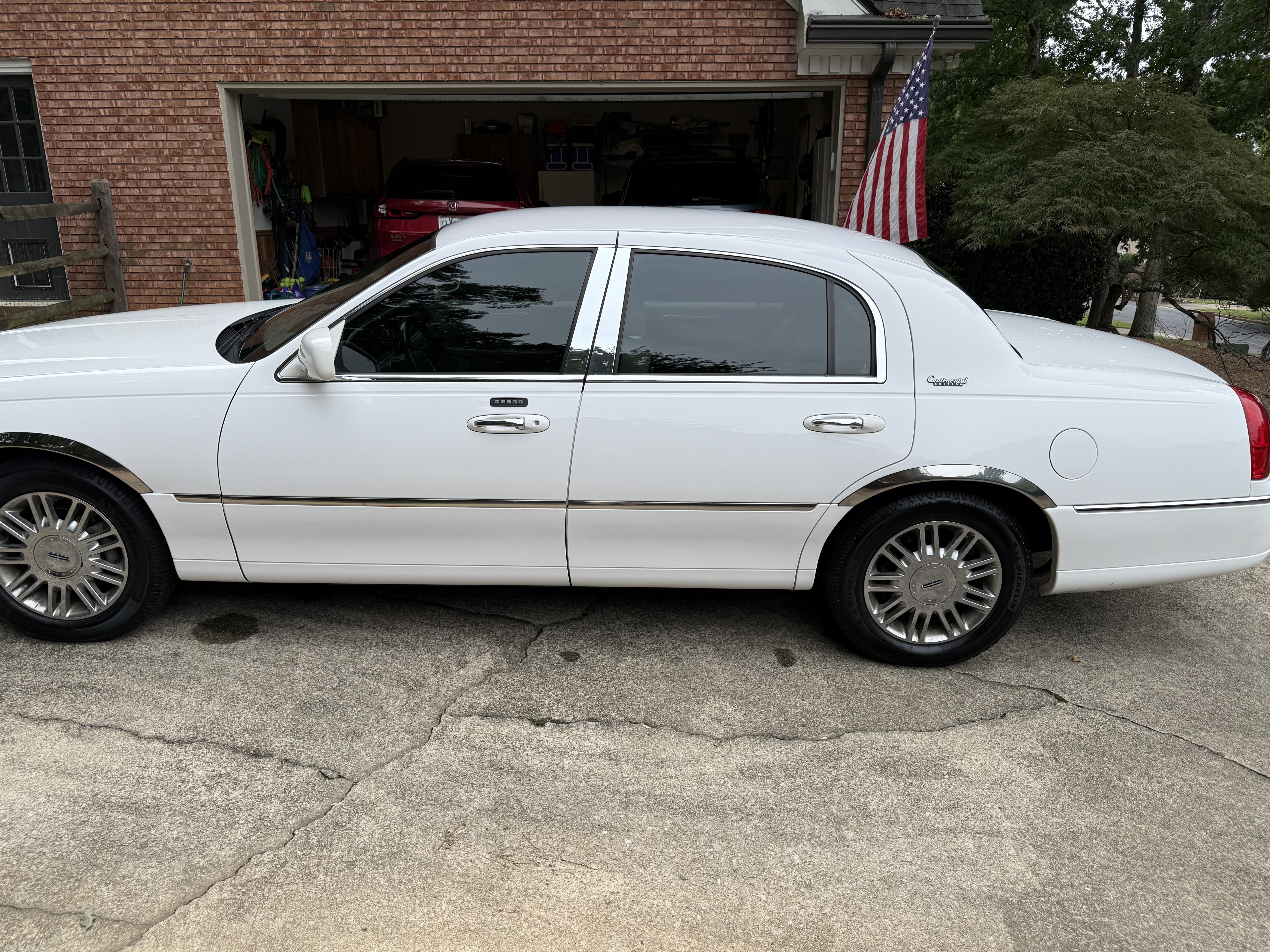 Used 2010 Lincoln Town Car Signature Limited RWD image 4