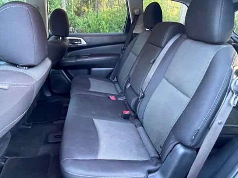 Used 2019 Nissan Pathfinder FWD image 16