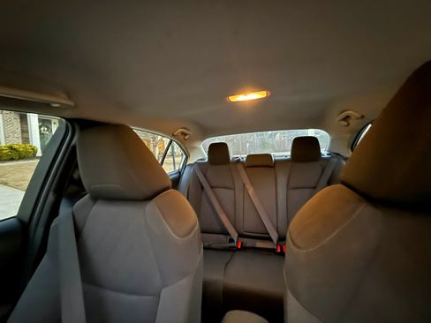 Used 2020 Toyota Corolla LE image 19