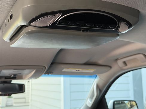 Used 2018 GMC Yukon XL SLE w/ SLE Value Package image 12