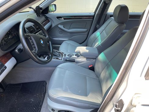 Used 2005 BMW 325xi Wagon AWD/4WD image 10