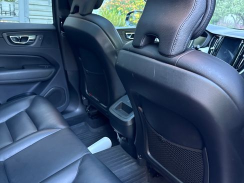 Used 2019 Volvo XC60 T5 Momentum w/ Premium Package AWD/4WD image 12