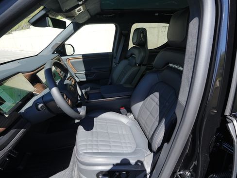 Used 2026 Rivian R1T Premium image 20