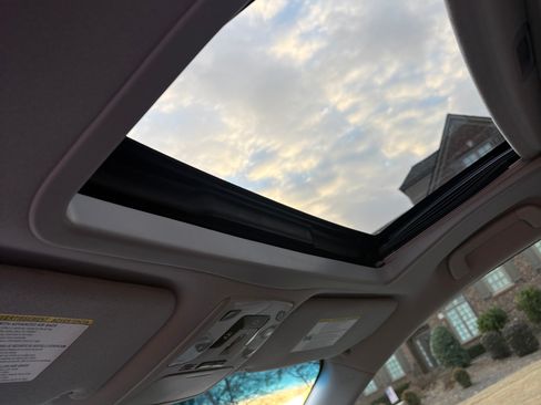 Used 2013 Toyota Sienna SE image 22