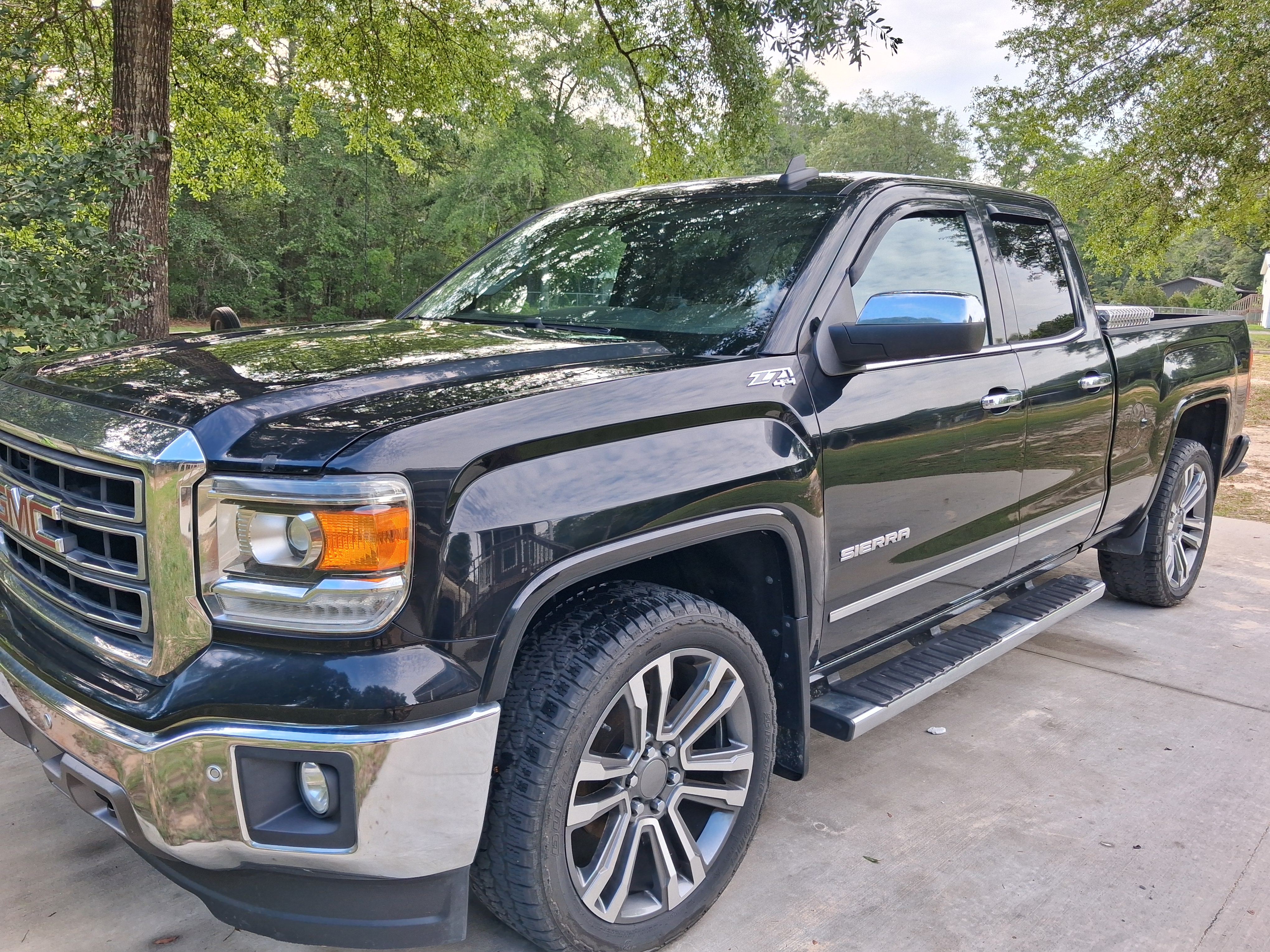 Used 2015 GMC Sierra 1500 SLT w/ SLT Preferred Package AWD/4WD image 19