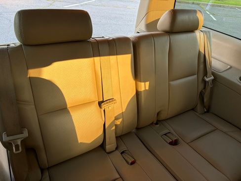 Used 2011 Cadillac Escalade ESV Premium AWD/4WD image 13