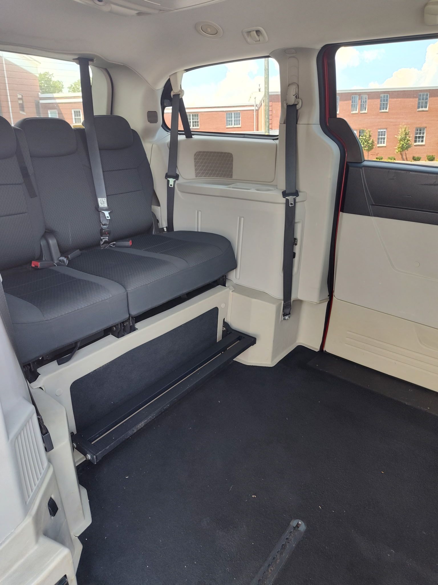 Used 2016 Dodge Grand Caravan SXT FWD image 2