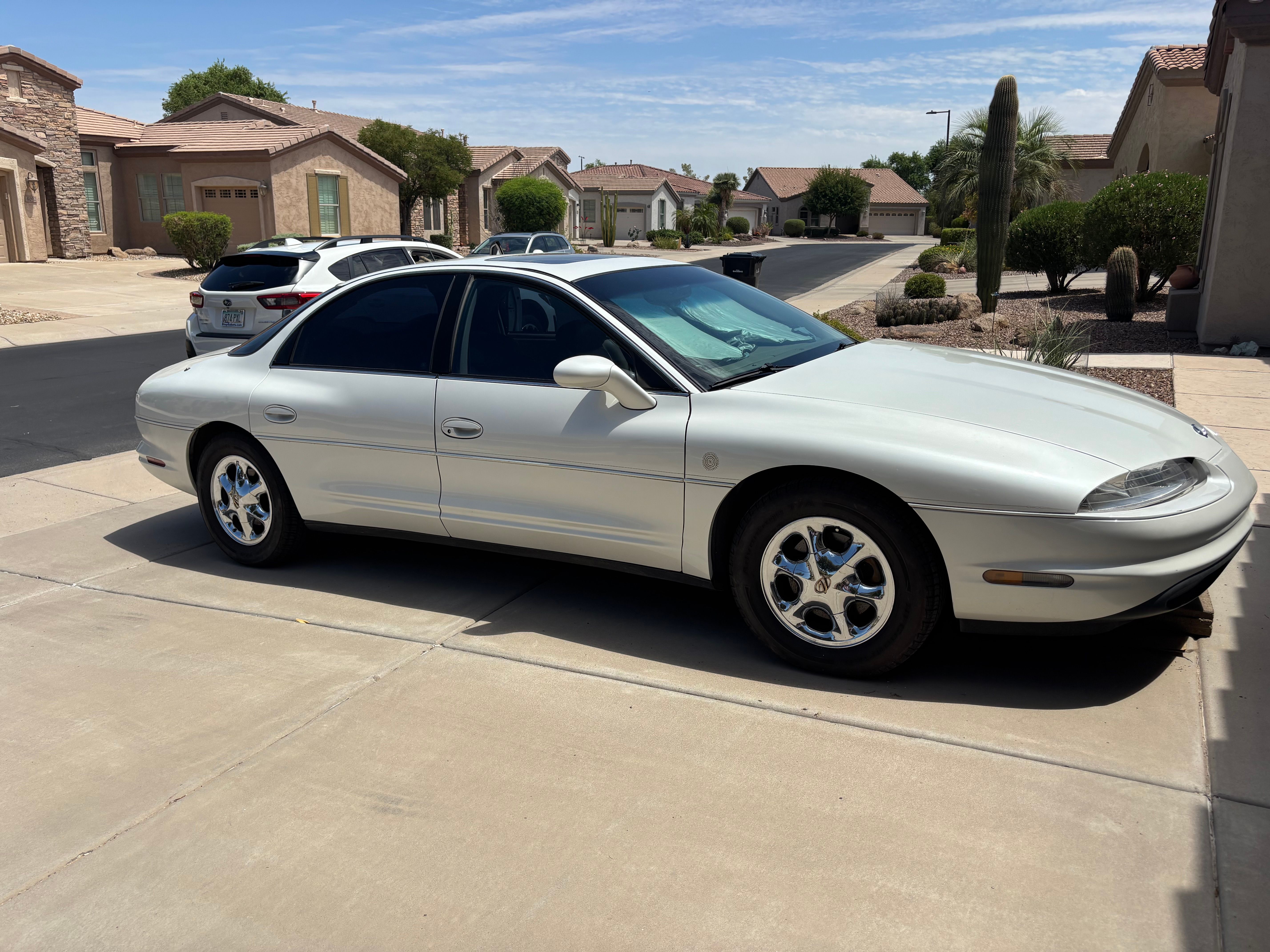 Used 1999 Oldsmobile Aurora FWD image 1