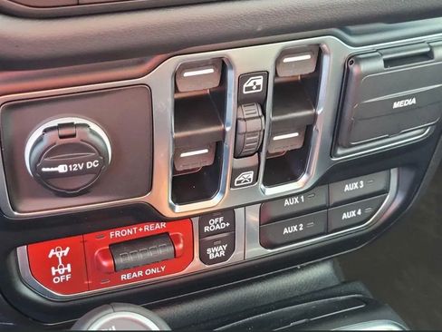 Used 2025 Jeep Wrangler Unlimited Rubicon image 13