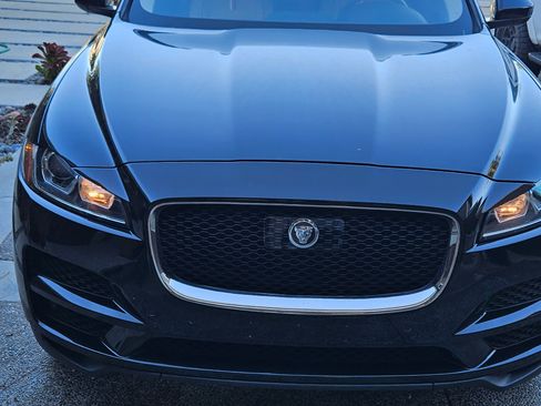 Used 2019 Jaguar F-PACE Premium image 2