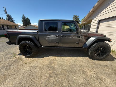 Used 2021 Jeep Gladiator Rubicon AWD/4WD image 2