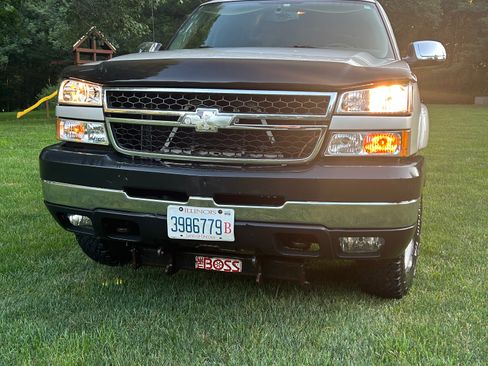 Used 2006 Chevrolet Silverado 2500 LT w/ Snow Plow Prep Package AWD/4WD image 6