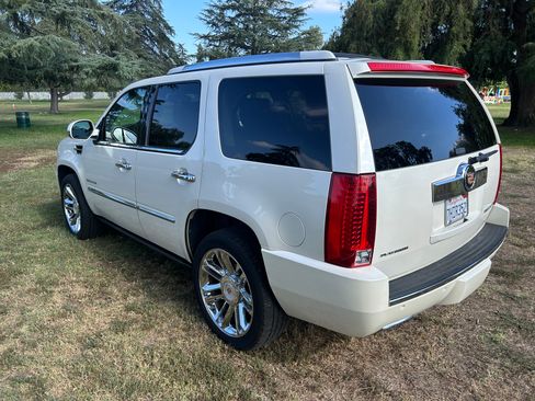 Used 2014 Cadillac Escalade Platinum AWD/4WD image 2