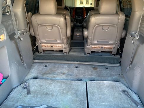 Used 2010 Toyota Sienna XLE image 19