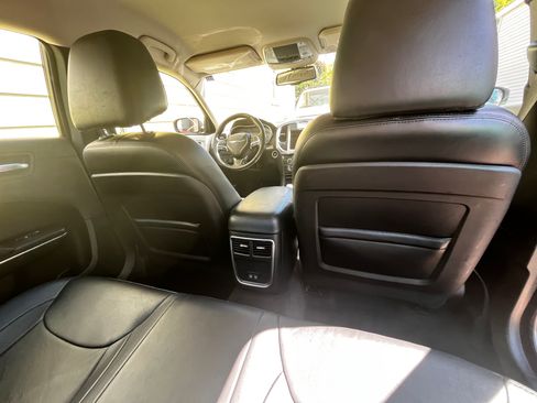Used 2015 Chrysler 300 Limited RWD image 9