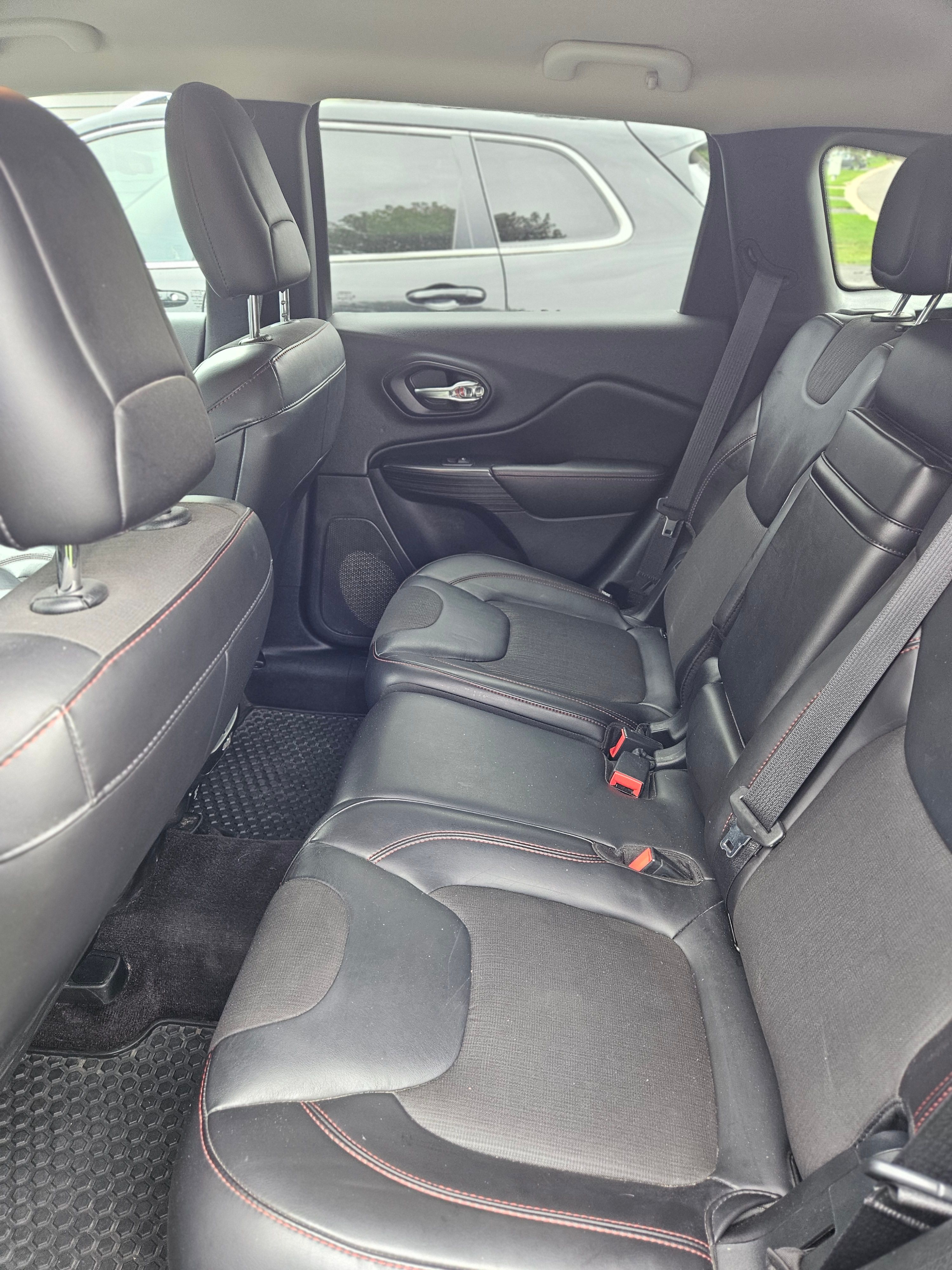 Used 2017 Jeep Cherokee Trailhawk w/ Cold Weather Group AWD/4WD image 10