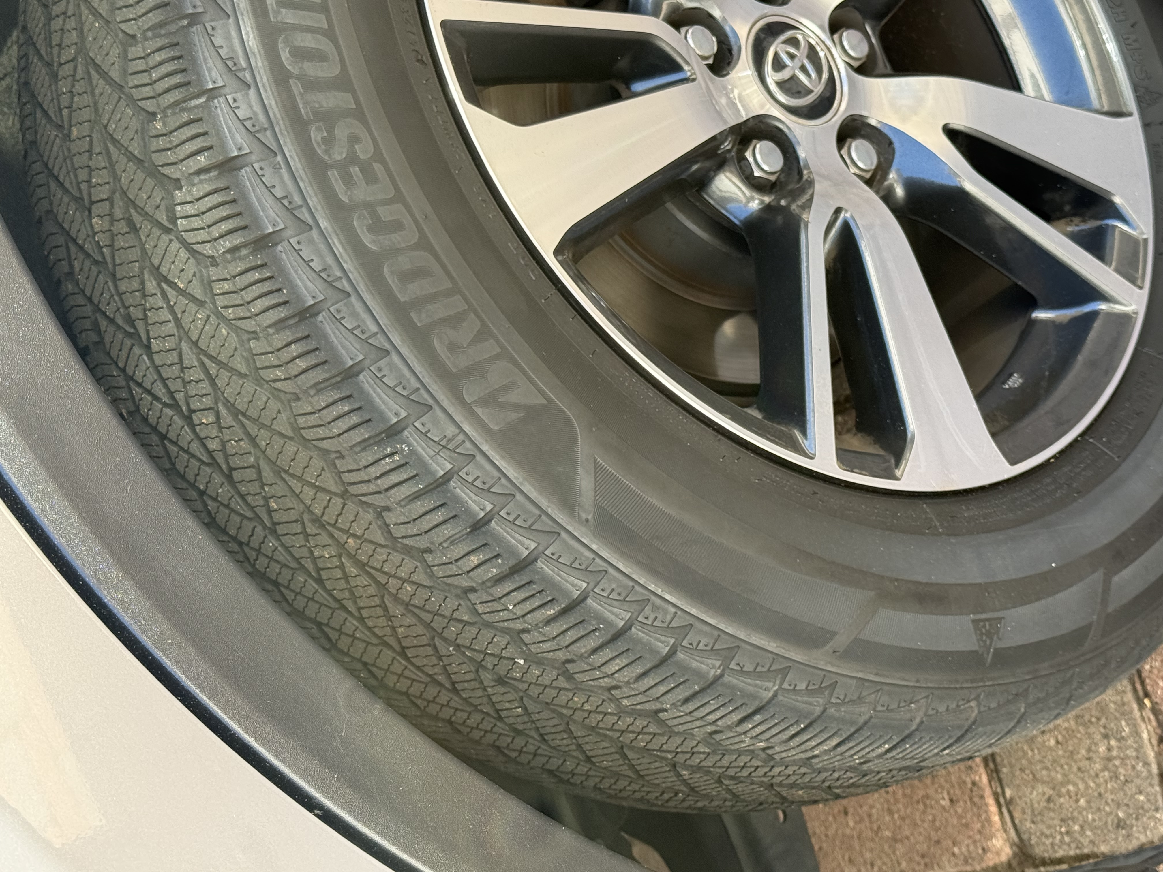 Used 2018 Toyota RAV4 XLE FWD image 5