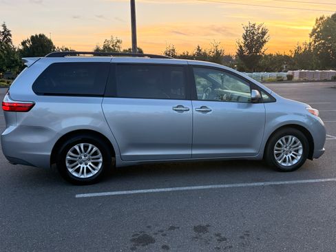 Used 2015 Toyota Sienna XLE w/ XLE Navigation Package FWD image 18