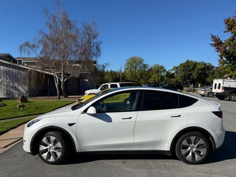 Used 2022 Tesla Model Y Long Range image 1