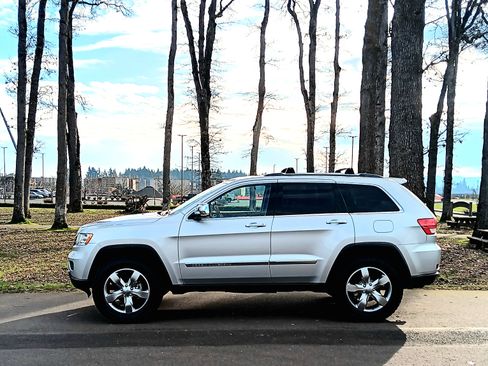 Used 2013 Jeep Grand Cherokee Overland w/ Advance Technology Group image 5