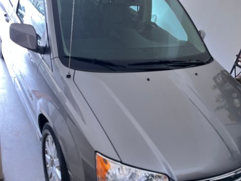 Used 2016 Chrysler Town & Country Touring image 4