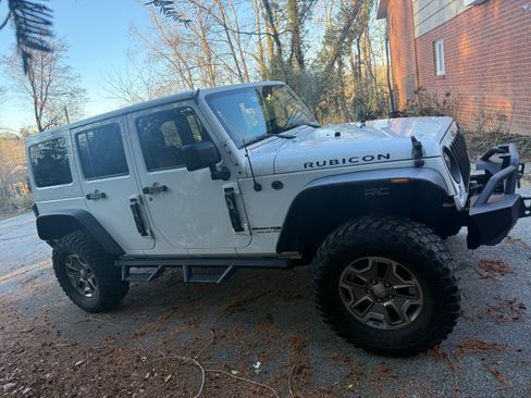 Used 2018 Jeep Wrangler Unlimited Rubicon w/ Connectivity Group image 4