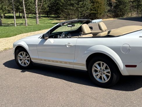 Used 2007 Ford Mustang Deluxe Convertible image 2