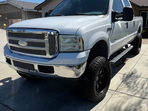Used 2005 Ford F250 Lariat image 1