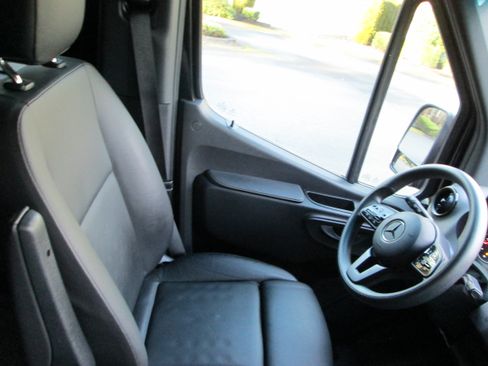 Used 2022 Mercedes-Benz Sprinter 2500 image 15